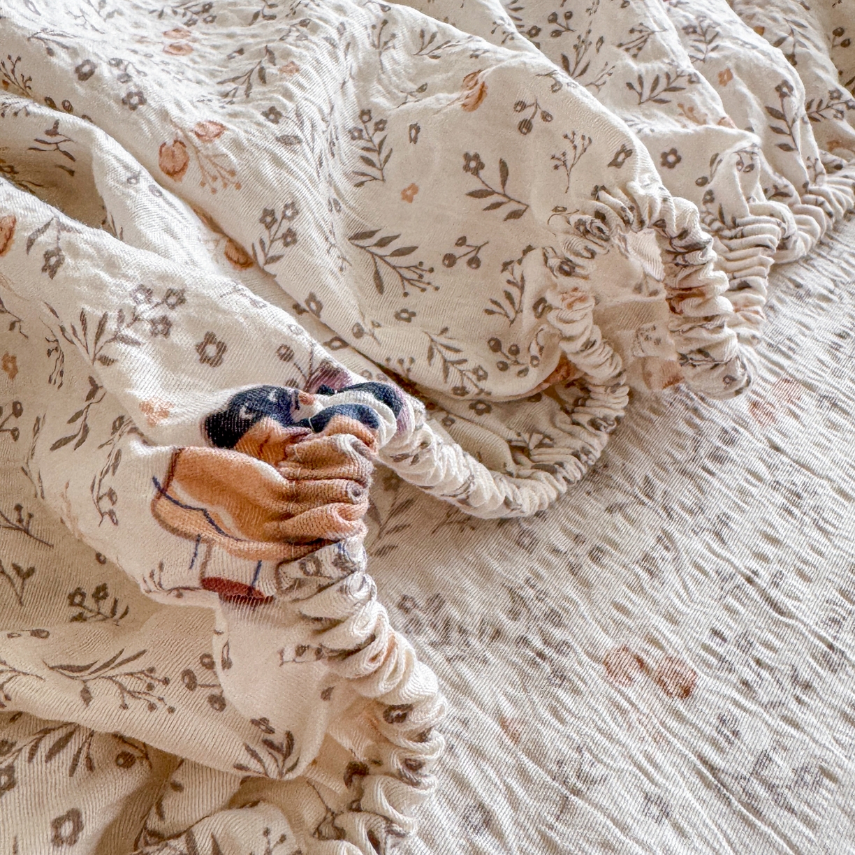 91家纺网 家纺一手货源 找家纺 丽美人家纺 2026新款A类柔软双层皱皱纱印花单床笠床笠单件 时光