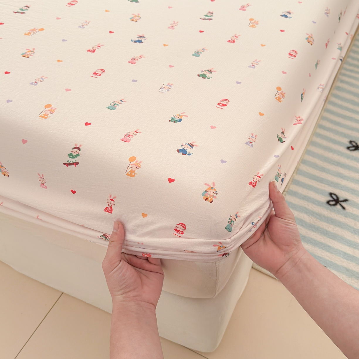 91家纺网 家纺一手货源 找家纺 丽美人家纺 2026新款A类柔软双层皱皱纱印花单床笠床笠单件 桃心萌兔集