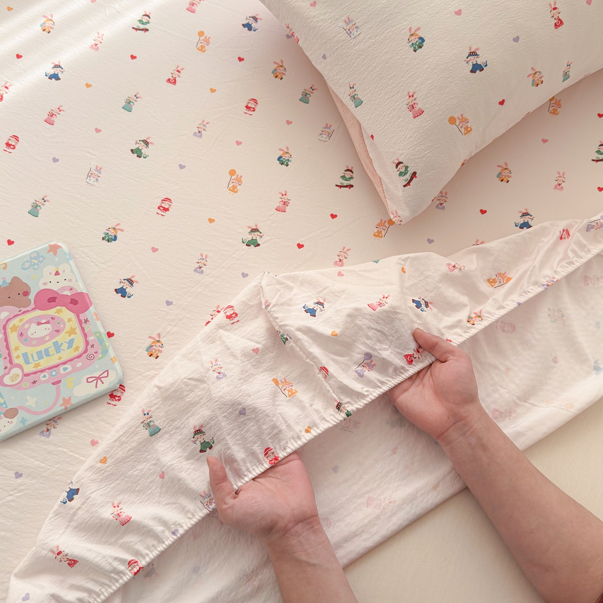 91家纺网 家纺一手货源 找家纺 丽美人家纺 2026新款A类柔软双层皱皱纱印花单床笠床笠单件 桃心萌兔集