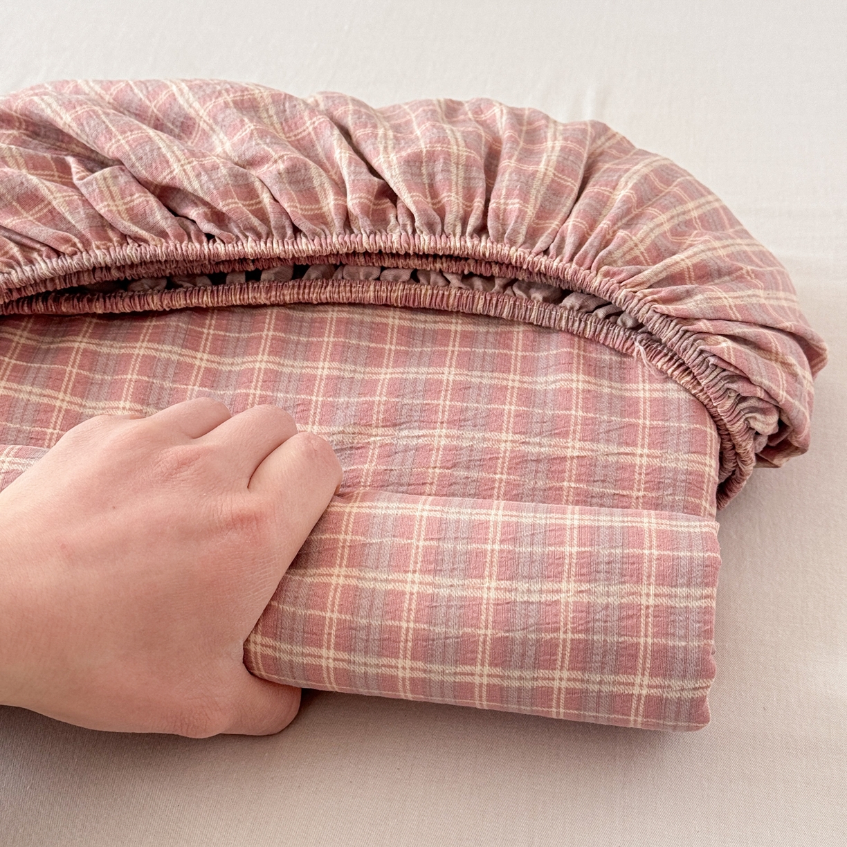 91家纺网 家纺一手货源 找家纺 丽美人家纺 2026新款A类柔软双层皱皱纱印花单床笠床笠单件 英伦红格