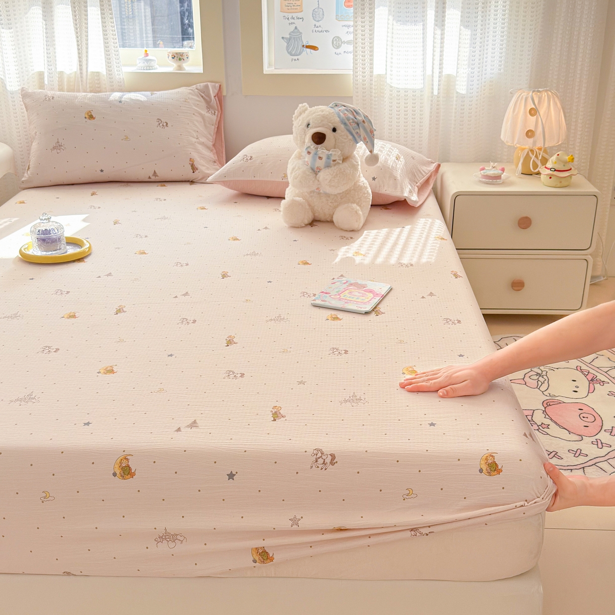 91家纺网 家纺一手货源 找家纺 丽美人家纺 2026新款A类柔软双层皱皱纱印花单床笠床笠单件 月境骑踪