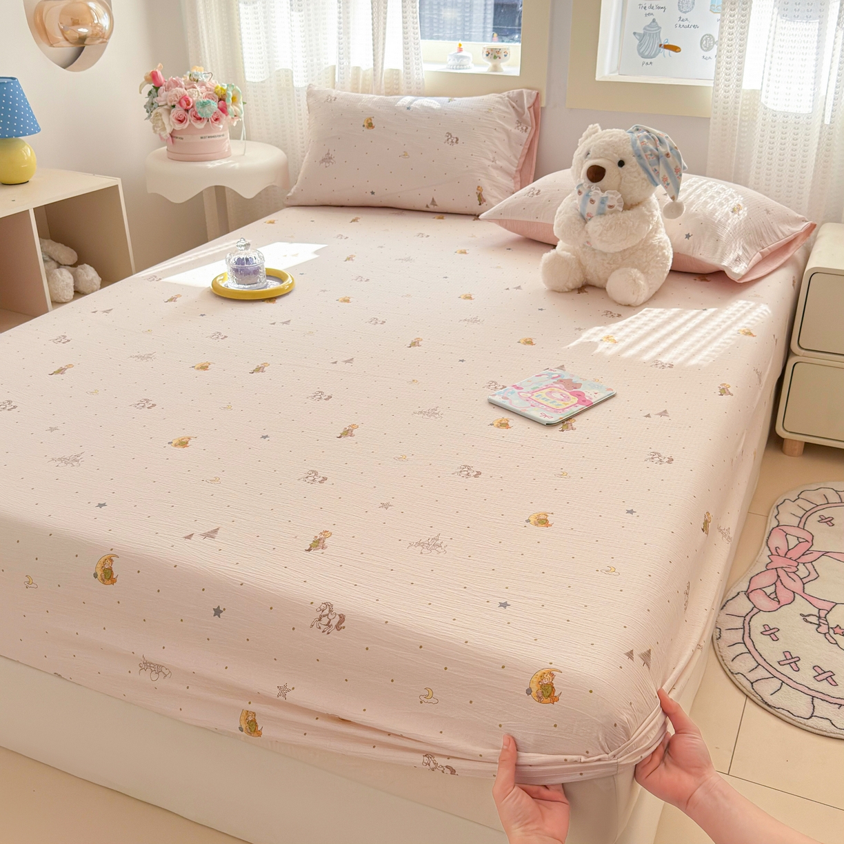 91家纺网 家纺一手货源 找家纺 丽美人家纺 2026新款A类柔软双层皱皱纱印花单床笠床笠单件 月境骑踪