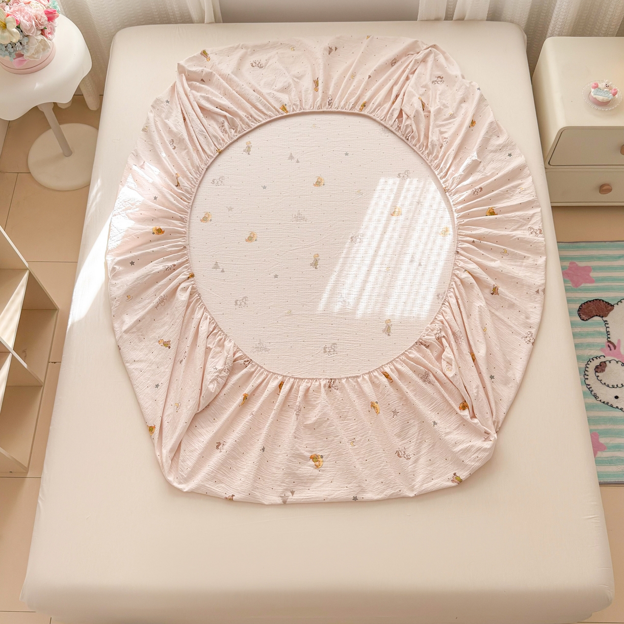 91家纺网 家纺一手货源 找家纺 丽美人家纺 2026新款A类柔软双层皱皱纱印花单床笠床笠单件 月境骑踪