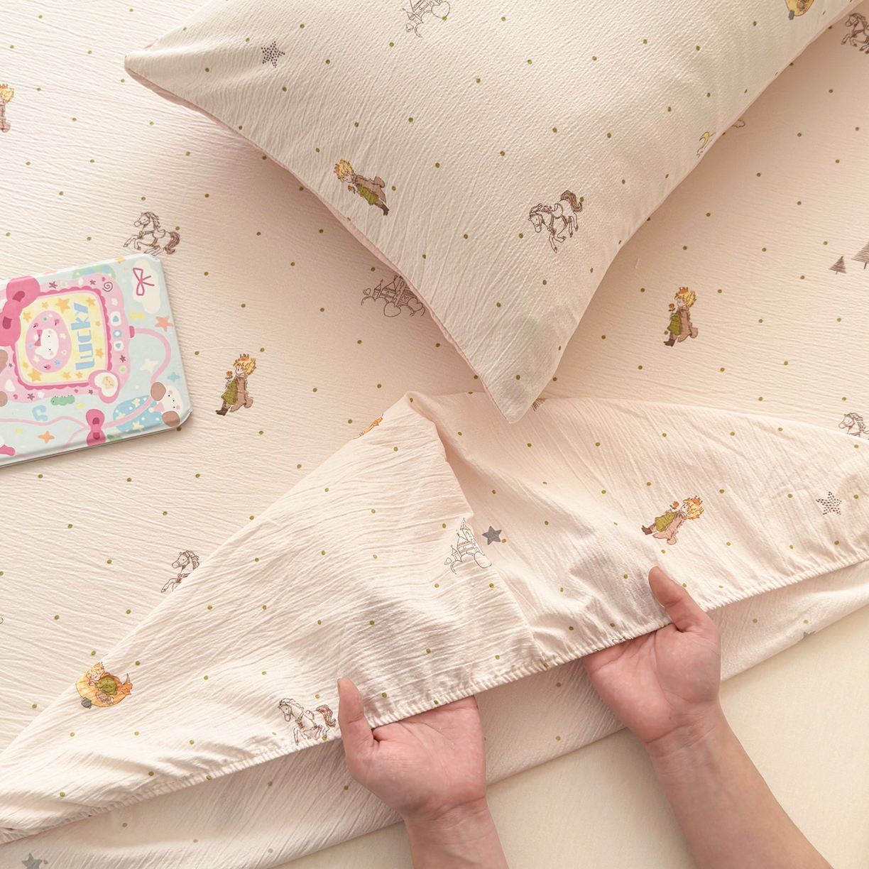 91家纺网 家纺一手货源 找家纺 丽美人家纺 2026新款A类柔软双层皱皱纱印花单床笠床笠单件 月境骑踪