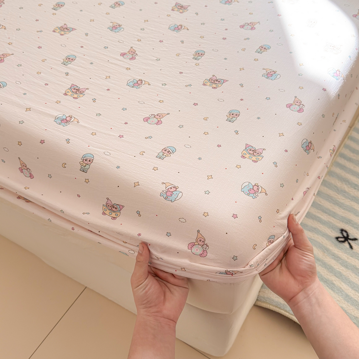 91家纺网 家纺一手货源 找家纺 丽美人家纺 2026新款A类柔软双层皱皱纱印花单床笠床笠单件 云间童梦