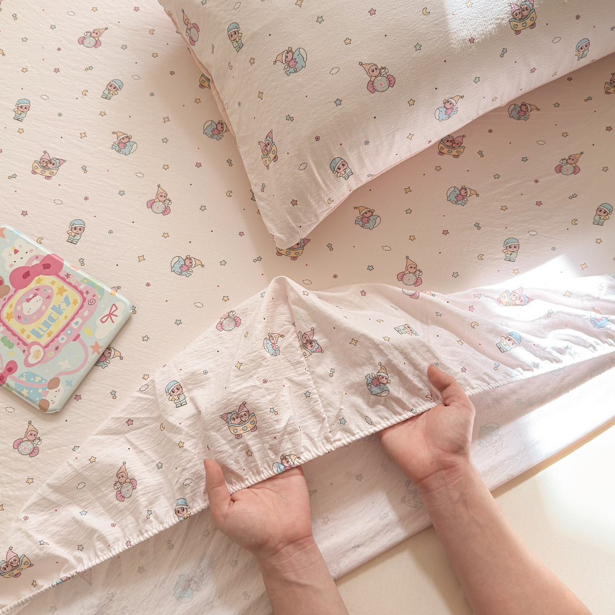 91家纺网 家纺一手货源 找家纺 丽美人家纺 2026新款A类柔软双层皱皱纱印花单床笠床笠单件 云间童梦