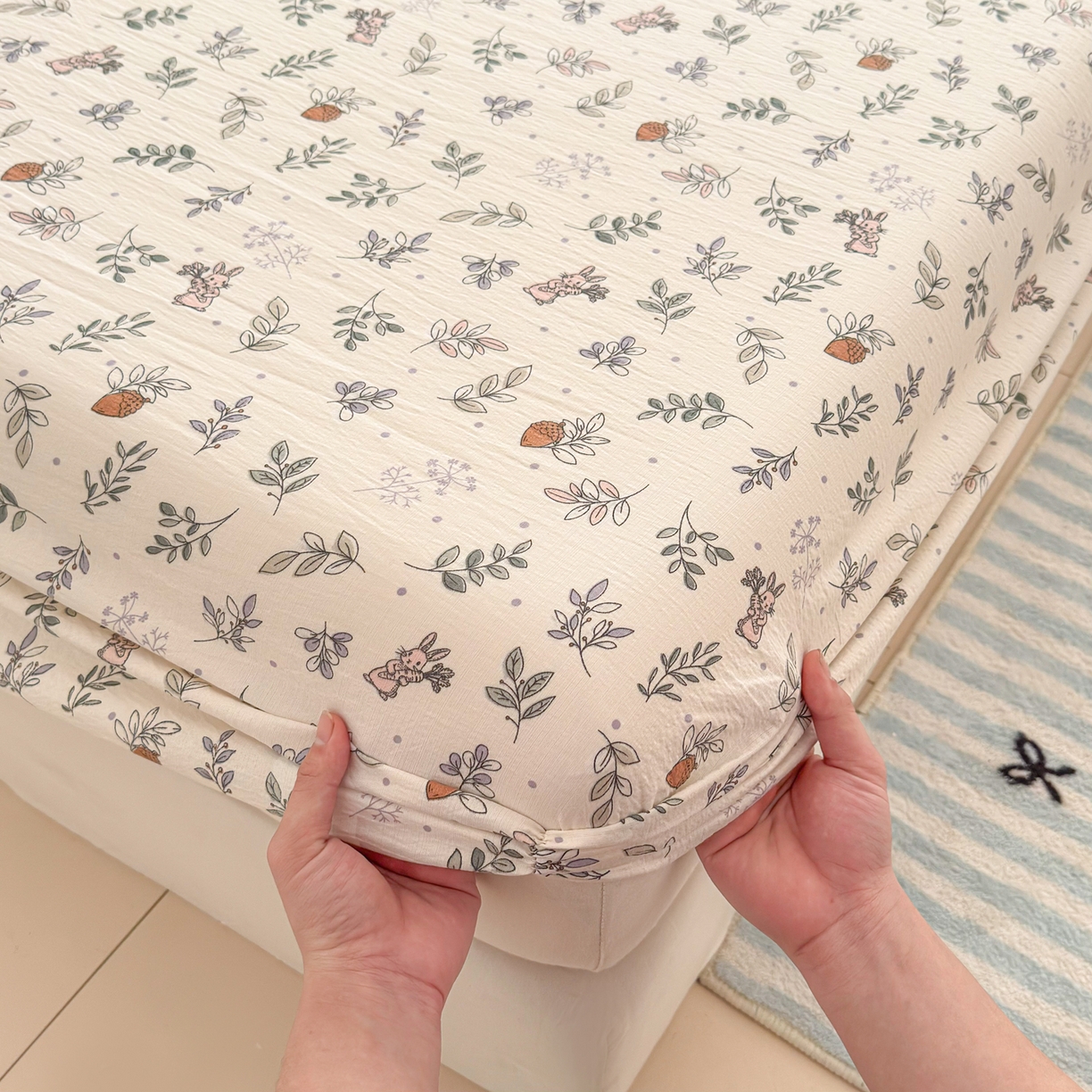 91家纺网 家纺一手货源 找家纺 丽美人家纺 2026新款A类柔软双层皱皱纱印花单床笠床笠单件 紫雾叶兔