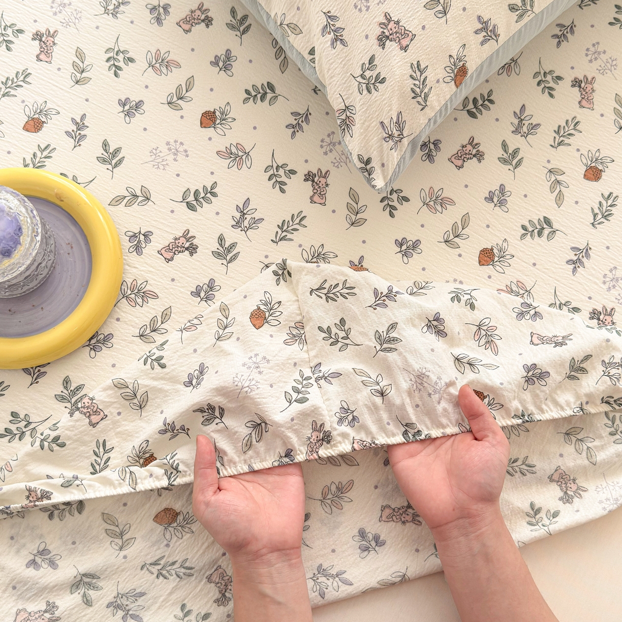 91家纺网 家纺一手货源 找家纺 丽美人家纺 2026新款A类柔软双层皱皱纱印花单床笠床笠单件 紫雾叶兔