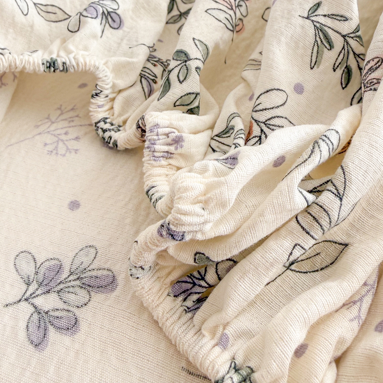 91家纺网 家纺一手货源 找家纺 丽美人家纺 2026新款A类柔软双层皱皱纱印花单床笠床笠单件 紫雾叶兔