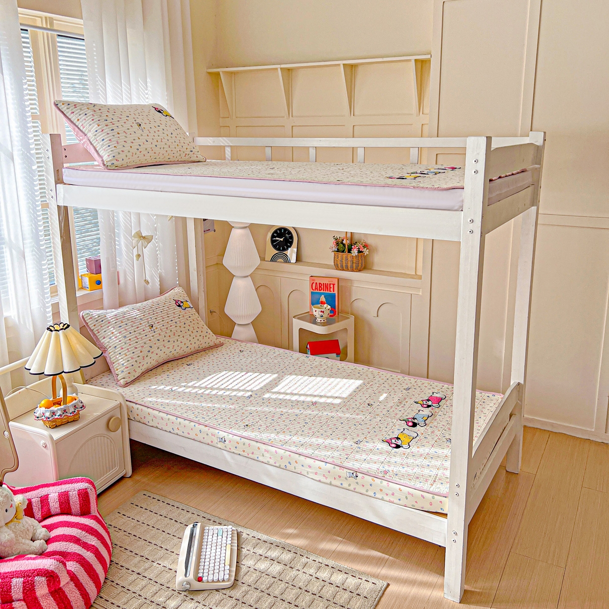 91家纺网 家纺一手货源 找家纺 富米莱单品馆 2026新款仿棉小清新夹棉毛巾绣四季通用学生薄款床垫床褥三件套一跑量款 奶味狗狗