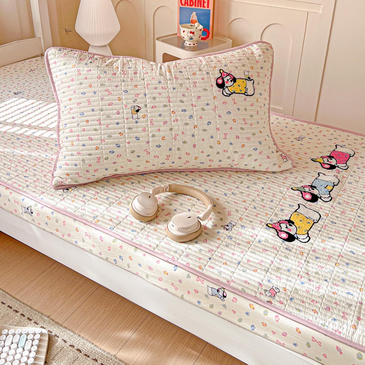 91家纺网 家纺一手货源 找家纺 富米莱单品馆 2026新款仿棉小清新夹棉毛巾绣四季通用学生薄款床垫床褥三件套一跑量款 奶味狗狗