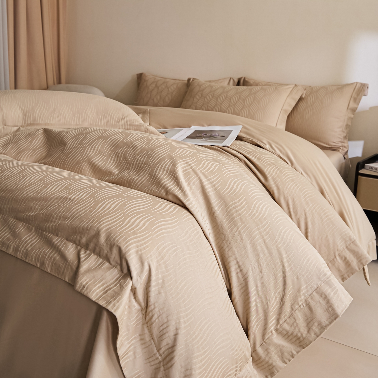 91家纺网 家纺一手货源 找家纺 （总）【控价】新方向 2026新款 男士提花50s双股全棉贡缎长绒棉四件套-云纹