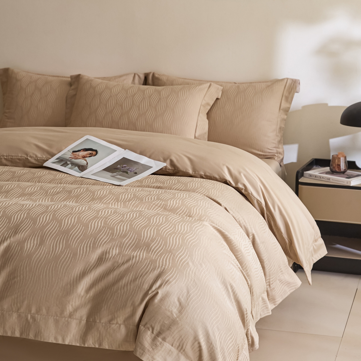 91家纺网 家纺一手货源 找家纺 （总）【控价】新方向 2026新款 男士提花50s双股全棉贡缎长绒棉四件套-云纹