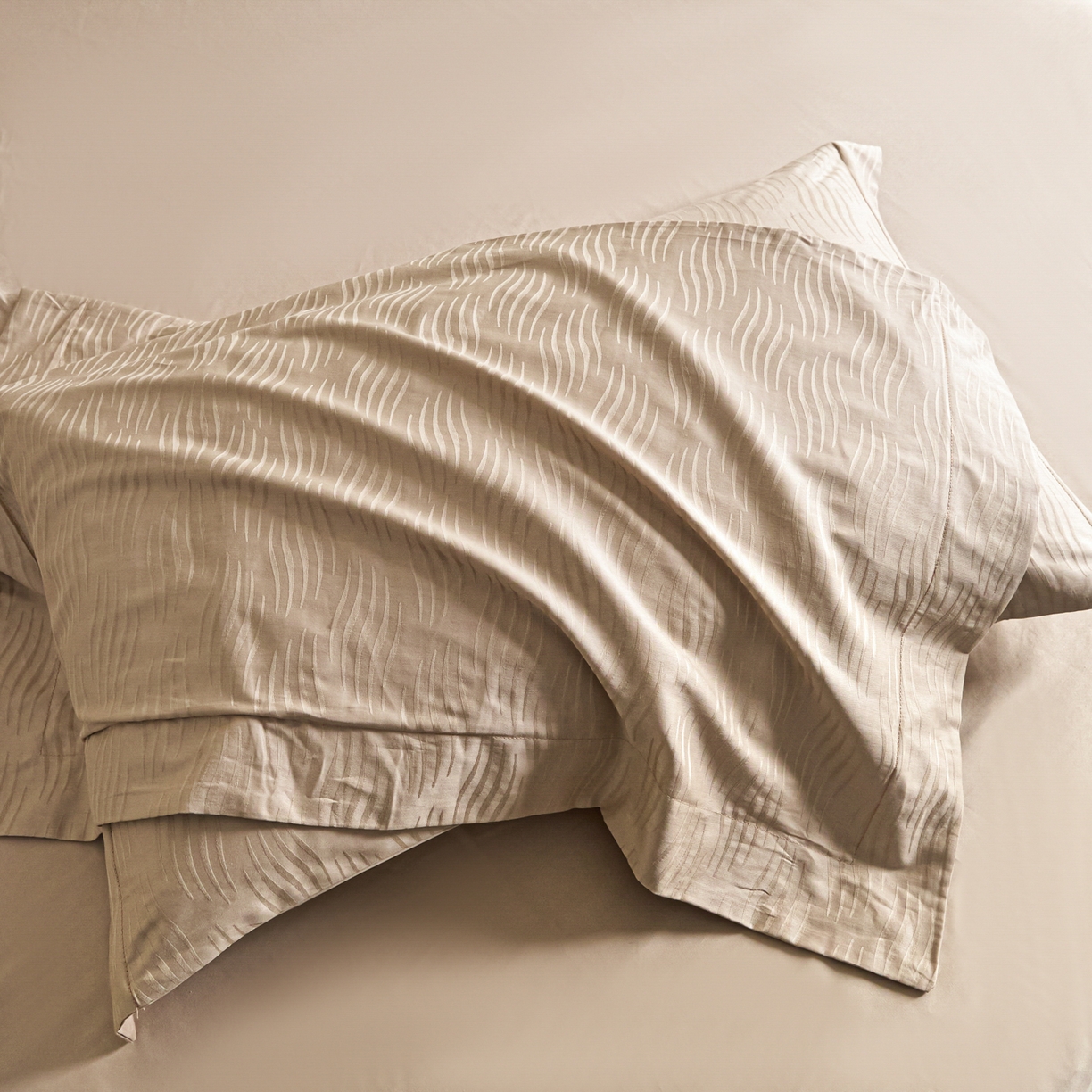 91家纺网 家纺一手货源 找家纺 （总）【控价】新方向 2026新款 男士提花50s双股全棉贡缎长绒棉四件套-云纹