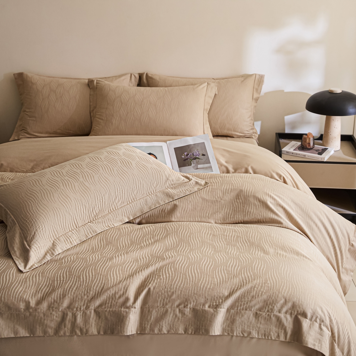 91家纺网 家纺一手货源 找家纺 （总）【控价】新方向 2026新款 男士提花50s双股全棉贡缎长绒棉四件套-云纹