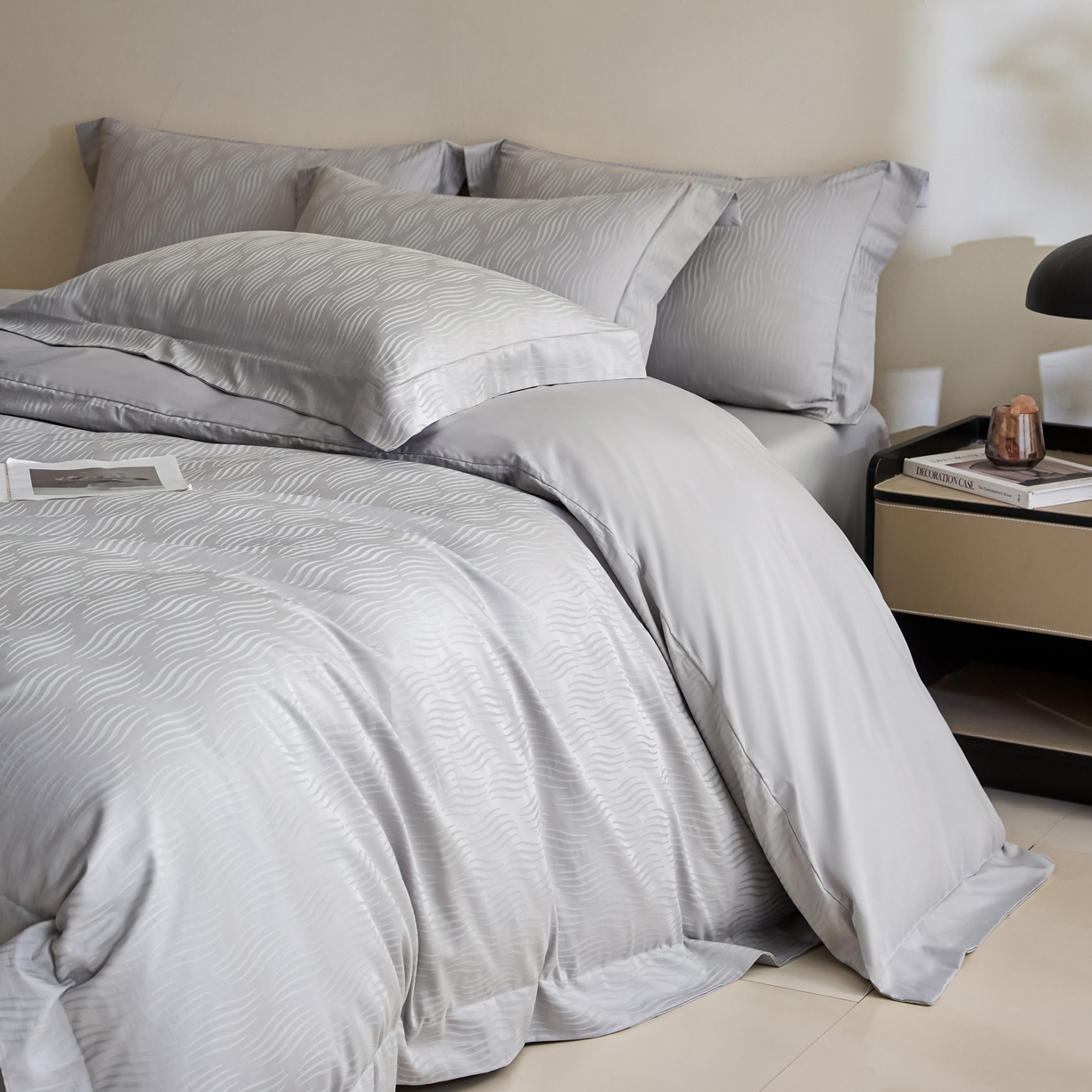 91家纺网 家纺一手货源 找家纺 新方向 2026新款提花50s双股全棉贡缎长绒棉四件套-云纹 严格控价 标准328元 加大348元 云纹-爵士灰