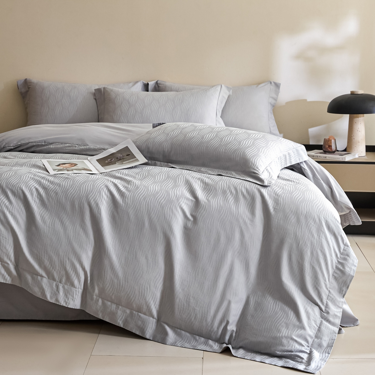 91家纺网 家纺一手货源 找家纺 新方向 2026新款提花50s双股全棉贡缎长绒棉四件套-云纹 严格控价 标准328元 加大348元 云纹-爵士灰