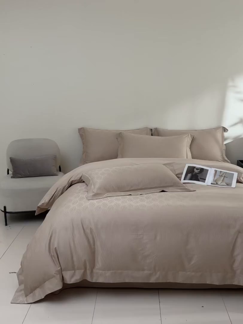 91家纺网 家纺一手货源 找家纺 （总）【控价】新方向 2026新款 男士提花50s双股全棉贡缎长绒棉四件套-云纹