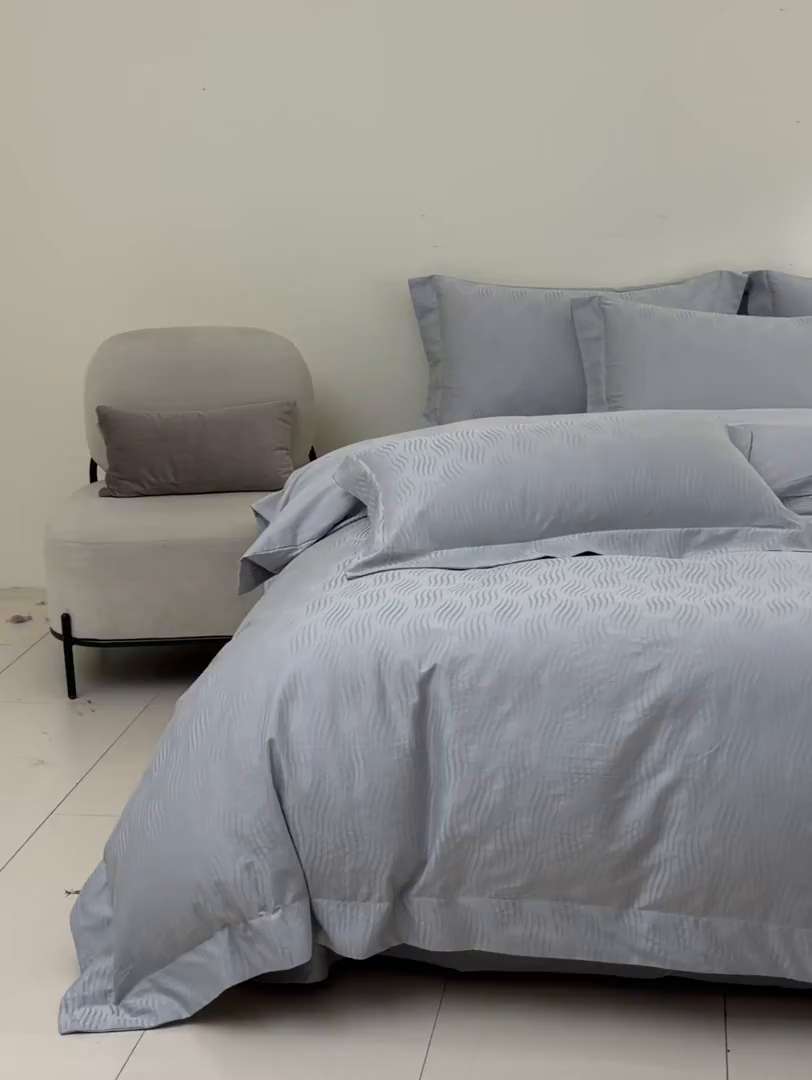 91家纺网 家纺一手货源 找家纺 新方向 2026新款提花50s双股全棉贡缎长绒棉四件套-云纹 严格控价 标准328元 加大348元 云纹-爵士灰