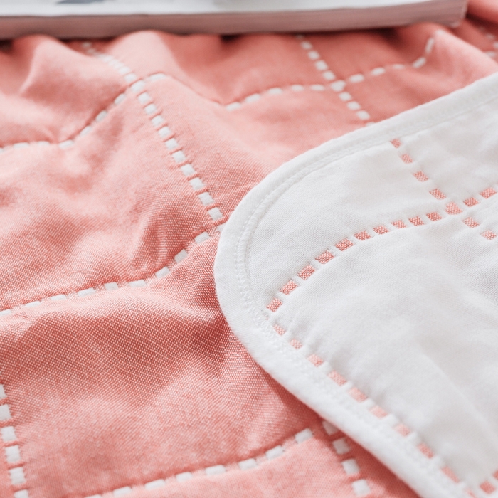 91家纺网 家纺一手货源 找家纺 朴尔家纺-毛巾被 2026新款经典六层纱布全棉毛巾被系列-朴尔经典款常年备货 时尚虚线-粉色