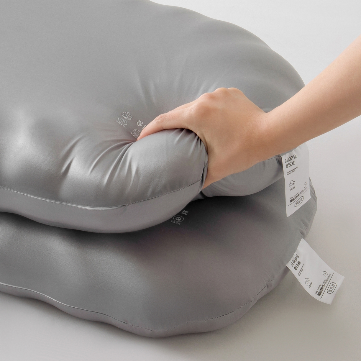 91家纺网 家纺一手货源 找家纺 佑金甜 2026新款云朵护颈零压枕枕头枕芯  云朵护颈枕-灰色