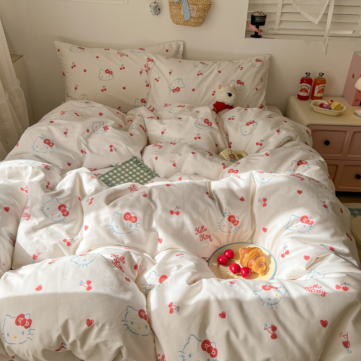 91家纺网 家纺一手货源 找家纺 耀悦家纺 2026新款纯棉四件套正版授权三丽鸥卡通第一弹 Hello Kitty樱桃