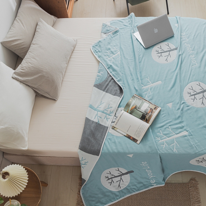 91家纺网 家纺一手货源 找家纺 朴尔家纺-毛巾被 2026新款抽象风格六层纱布毛巾被系列-朴尔经典款常年备货 幸福小树-绿