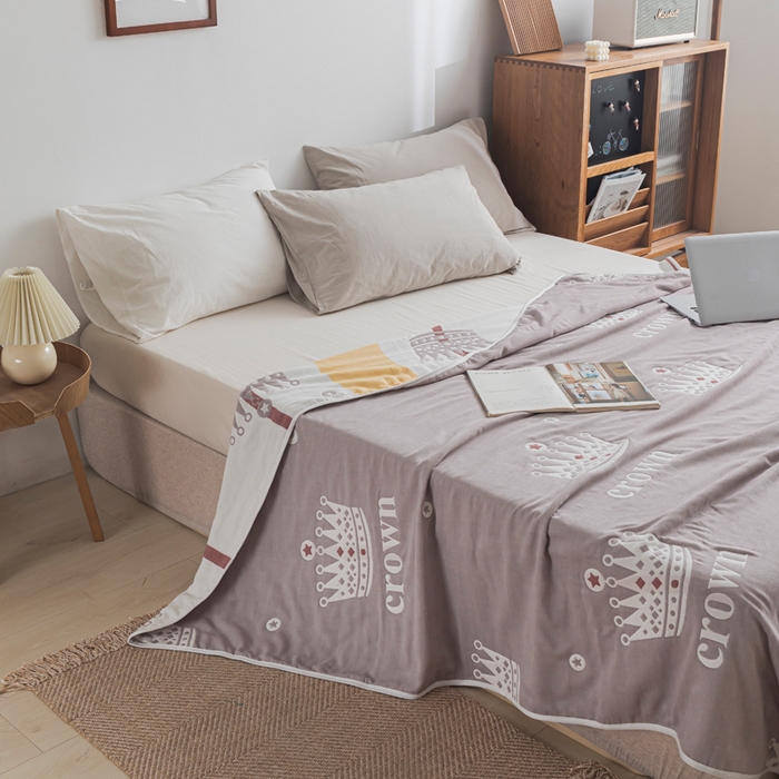 91家纺网 家纺一手货源 找家纺 朴尔家纺-毛巾被 2026新款抽象风格六层纱布毛巾被系列-朴尔经典款常年备货 尊贵皇冠-咖