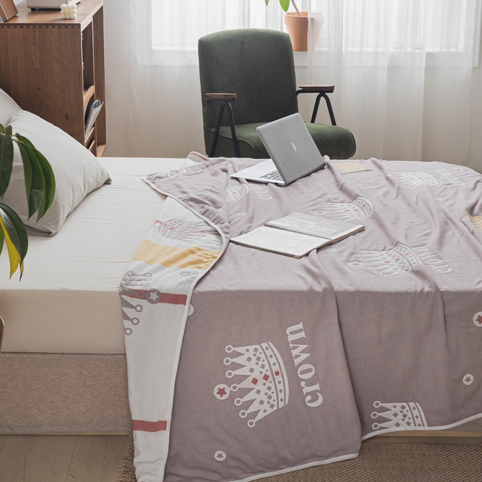 91家纺网 家纺一手货源 找家纺 朴尔家纺-毛巾被 2026新款抽象风格六层纱布毛巾被系列-朴尔经典款常年备货 尊贵皇冠-咖