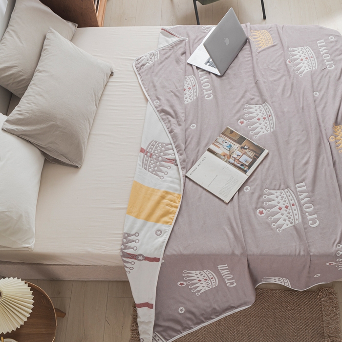 91家纺网 家纺一手货源 找家纺 朴尔家纺-毛巾被 2026新款抽象风格六层纱布毛巾被系列-朴尔经典款常年备货 尊贵皇冠-咖