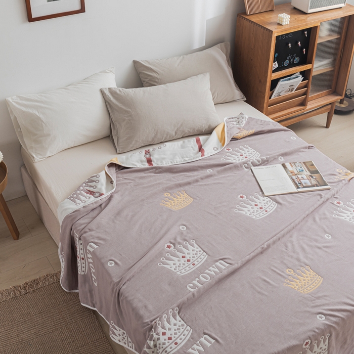 91家纺网 家纺一手货源 找家纺 朴尔家纺-毛巾被 2026新款抽象风格六层纱布毛巾被系列-朴尔经典款常年备货 尊贵皇冠-咖