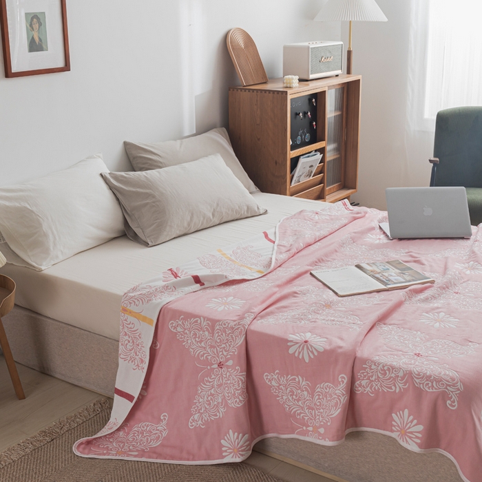 91家纺网 家纺一手货源 找家纺 朴尔家纺-毛巾被 2026新款抽象风格六层纱布毛巾被系列-朴尔经典款常年备货 蝴蝶泉边-粉