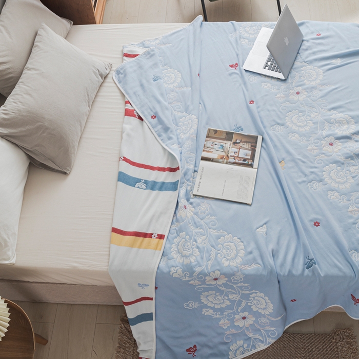 91家纺网 家纺一手货源 找家纺 朴尔家纺-毛巾被 2026新款抽象风格六层纱布毛巾被系列-朴尔经典款常年备货 那些花儿-浅蓝