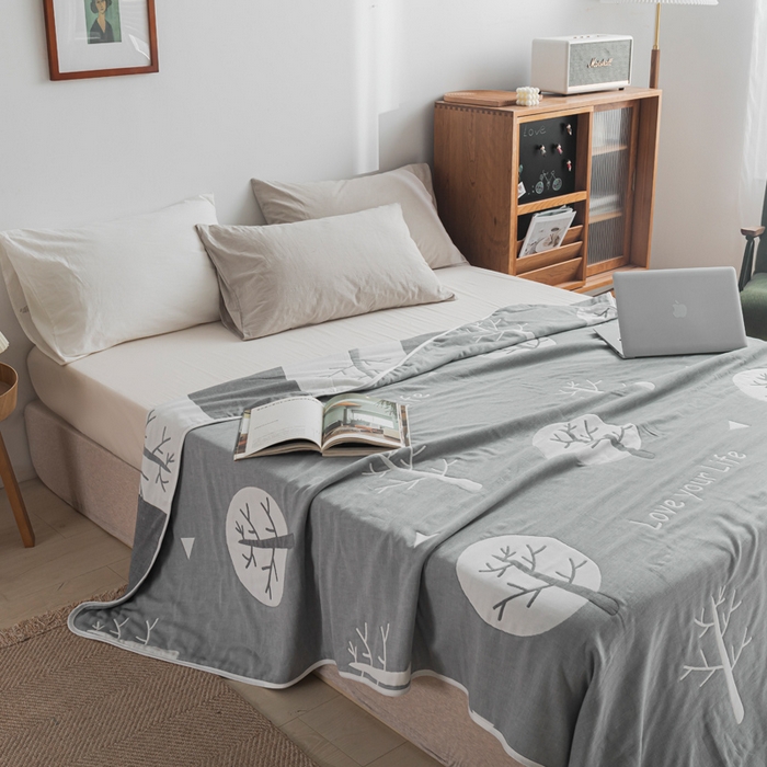 91家纺网 家纺一手货源 找家纺 朴尔家纺-毛巾被 2026新款抽象风格六层纱布毛巾被系列-朴尔经典款常年备货 幸福小树-灰