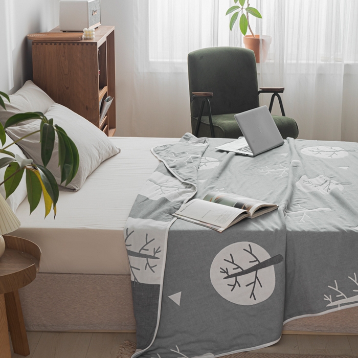 91家纺网 家纺一手货源 找家纺 朴尔家纺-毛巾被 2026新款抽象风格六层纱布毛巾被系列-朴尔经典款常年备货 幸福小树-灰