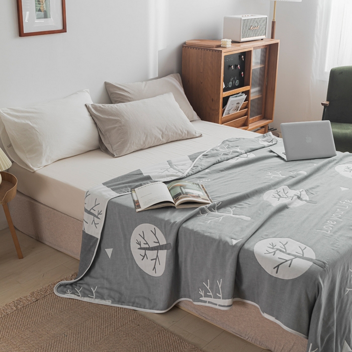 91家纺网 家纺一手货源 找家纺 朴尔家纺-毛巾被 2026新款抽象风格六层纱布毛巾被系列-朴尔经典款常年备货 幸福小树-灰