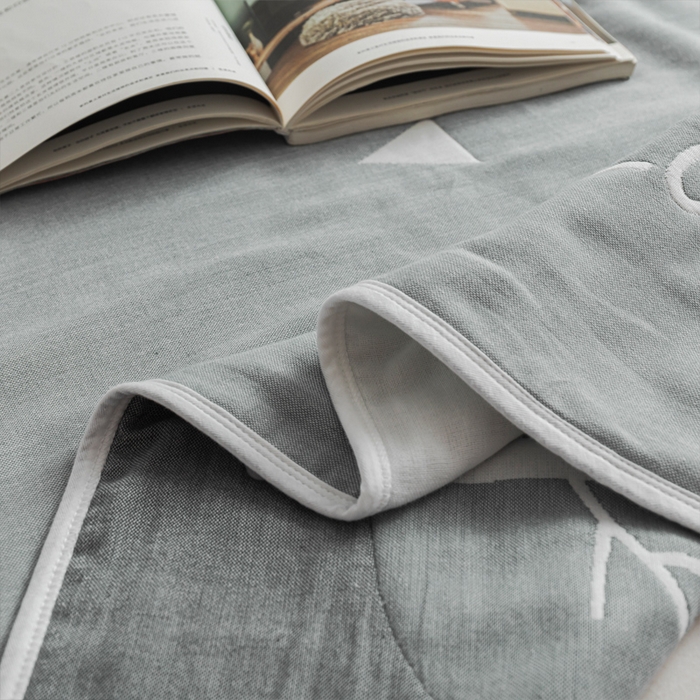 91家纺网 家纺一手货源 找家纺 朴尔家纺-毛巾被 2026新款抽象风格六层纱布毛巾被系列-朴尔经典款常年备货 幸福小树-灰