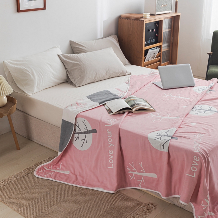 91家纺网 家纺一手货源 找家纺 朴尔家纺-毛巾被 2026新款抽象风格六层纱布毛巾被系列-朴尔经典款常年备货 幸福小树-粉