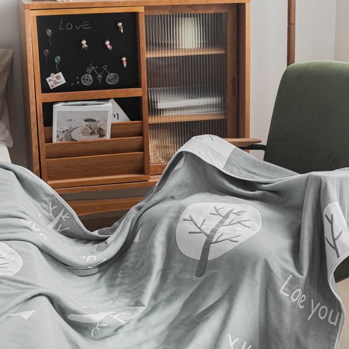 91家纺网 家纺一手货源 找家纺 朴尔家纺-毛巾被 2026新款抽象风格六层纱布毛巾被系列-朴尔经典款常年备货 幸福小树-灰