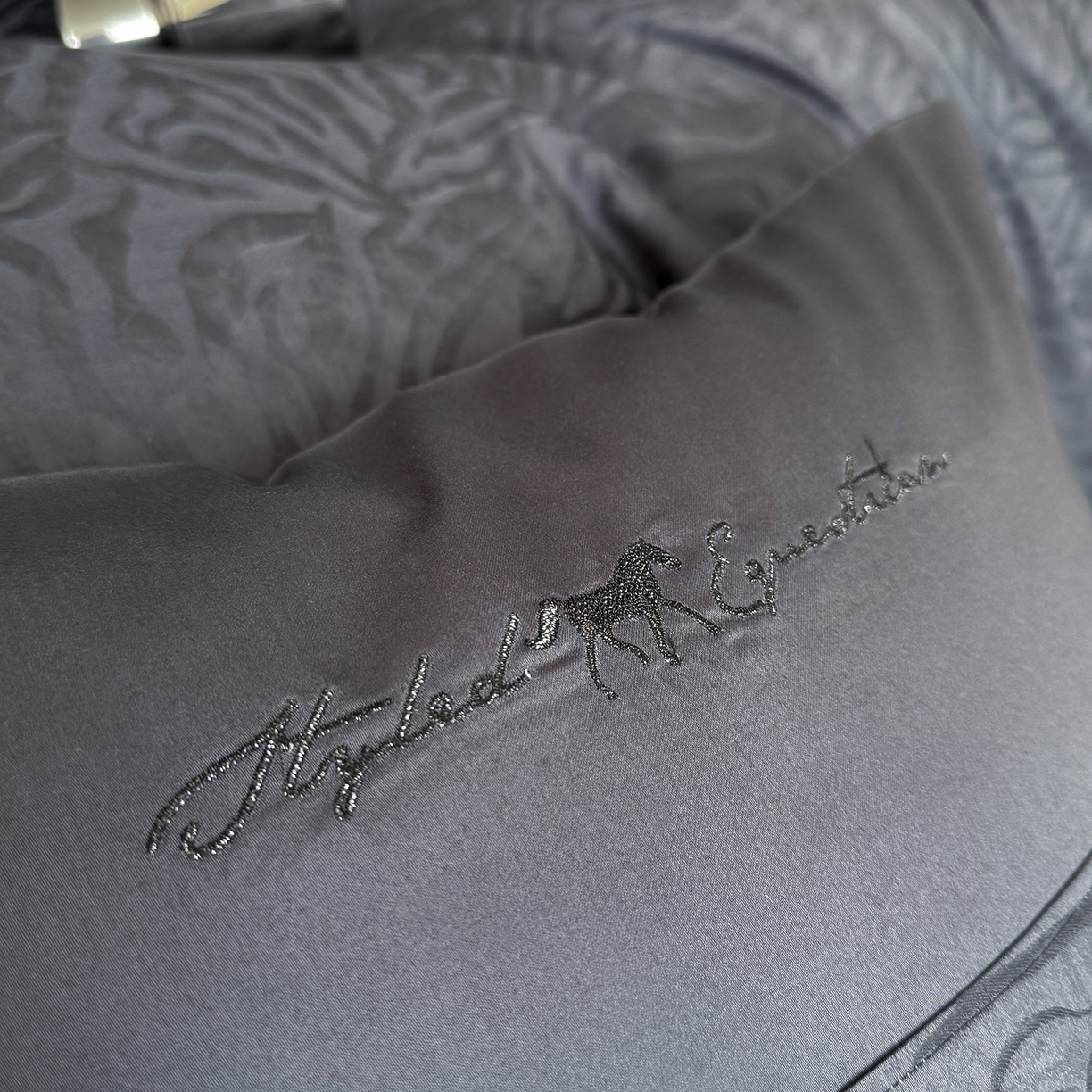 91家纺网 家纺一手货源 找家纺 （总）鹿班家居 2026春季新品100S长绒棉精美提花刺绣系列四件套-梦马（标准会员-20元)