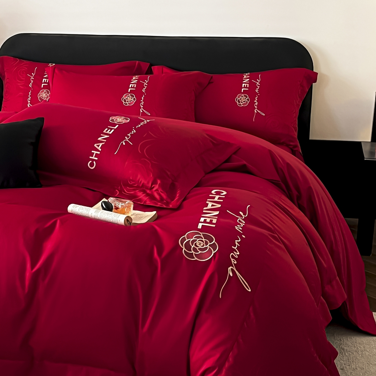 91家纺网 家纺一手货源 找家纺 置顶家纺 2026新款喜至亲肤提花刺绣婚庆系列四件套 初遇-酒红