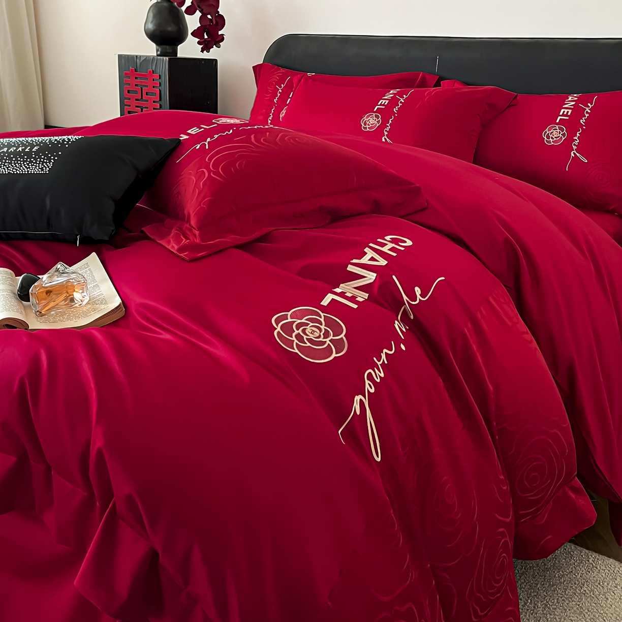 91家纺网 家纺一手货源 找家纺 置顶家纺 2026新款喜至亲肤提花刺绣婚庆系列四件套 初遇-酒红