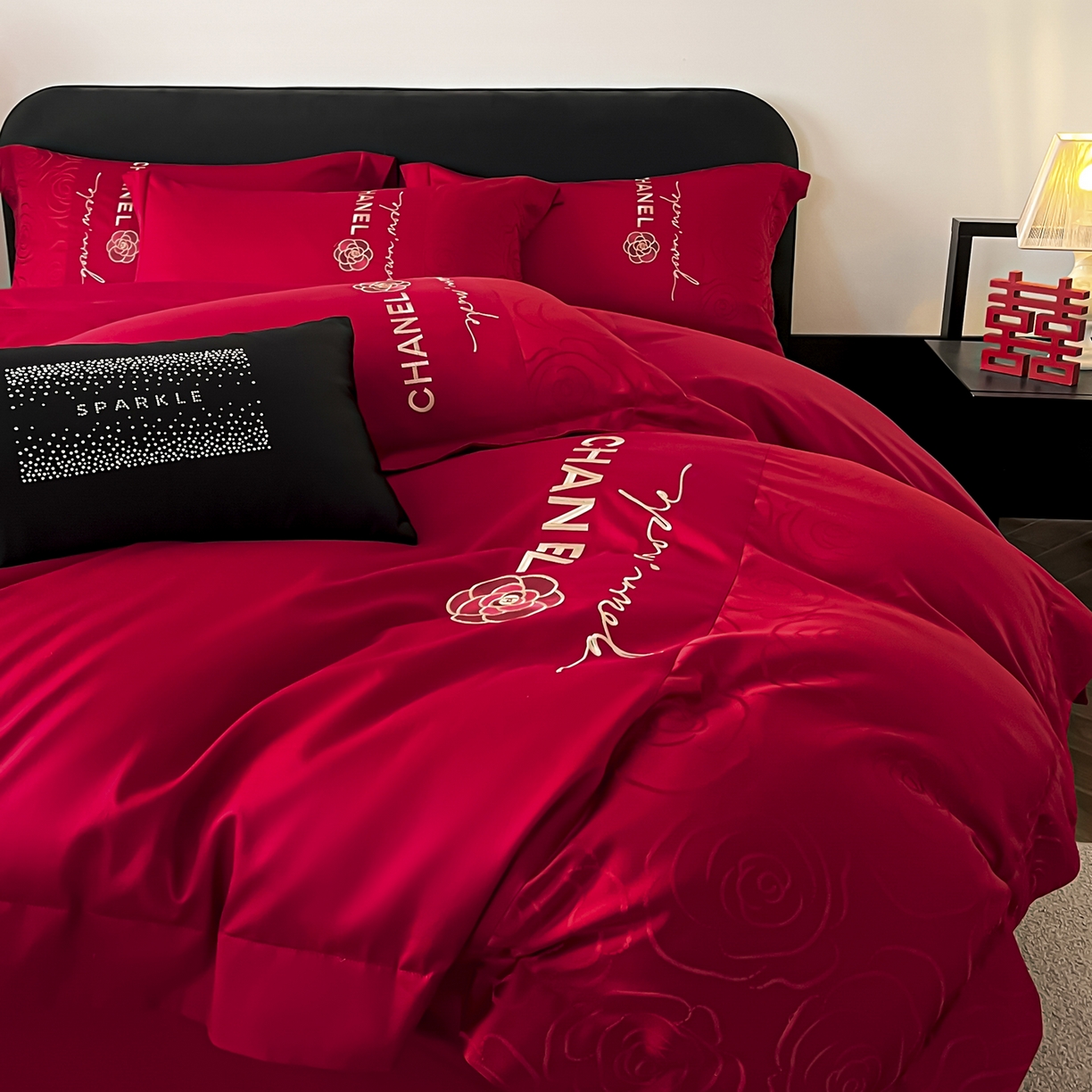 91家纺网 家纺一手货源 找家纺 置顶家纺 2026新款喜至亲肤提花刺绣婚庆系列四件套 初遇-酒红