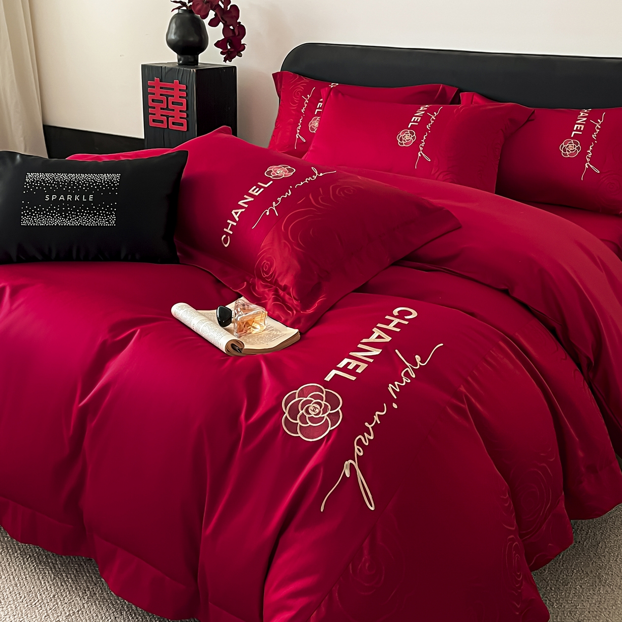 91家纺网 家纺一手货源 找家纺 置顶家纺 2026新款喜至亲肤提花刺绣婚庆系列四件套 初遇-酒红