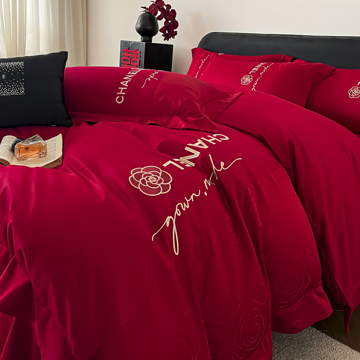 91家纺网 家纺一手货源 找家纺 置顶家纺 2026新款喜至亲肤提花刺绣婚庆系列四件套 初遇-酒红