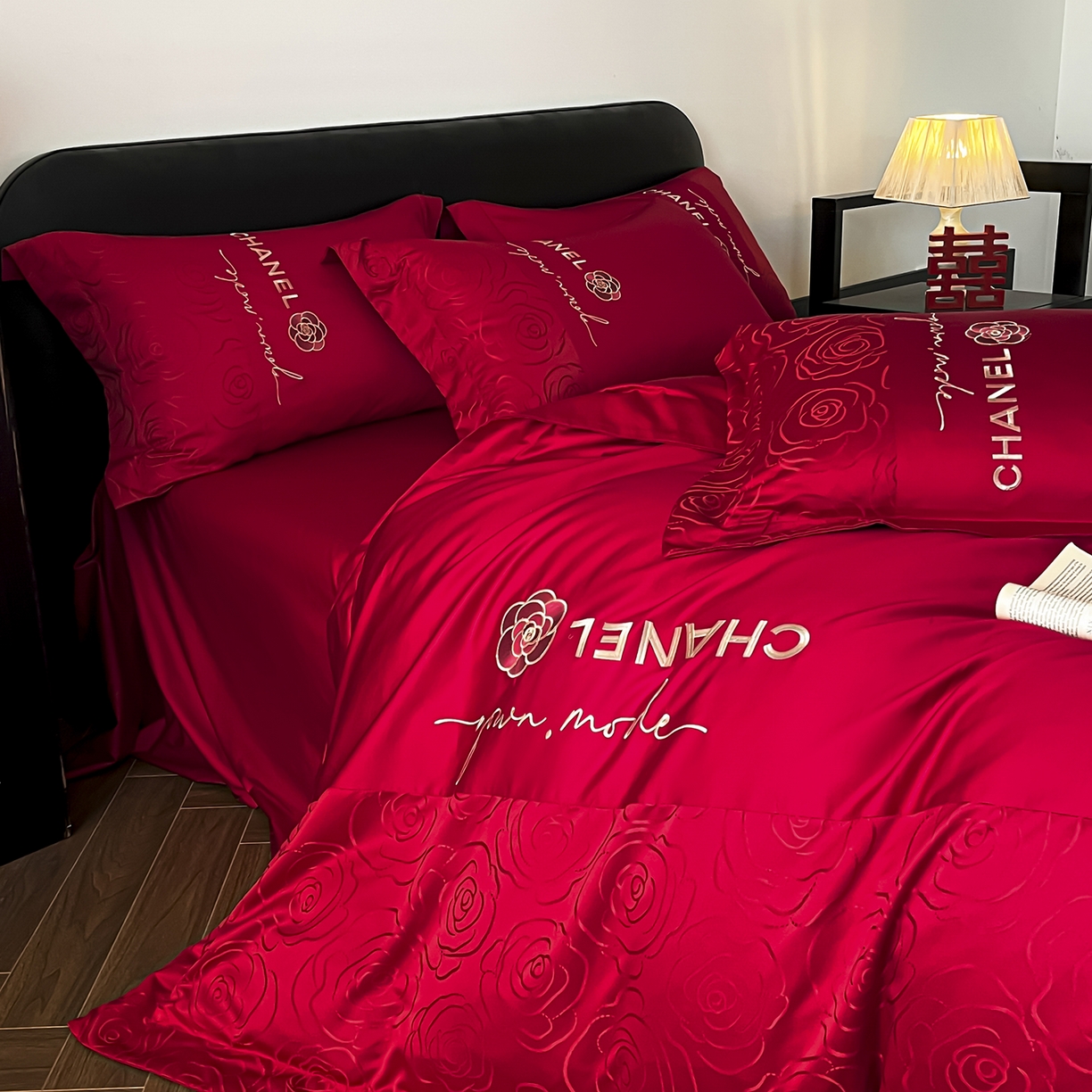 91家纺网 家纺一手货源 找家纺 置顶家纺 2026新款喜至亲肤提花刺绣婚庆系列四件套 初遇-酒红