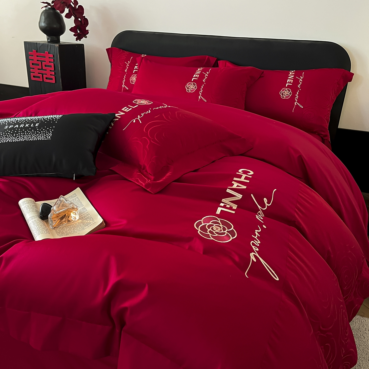 91家纺网 家纺一手货源 找家纺 置顶家纺 2026新款喜至亲肤提花刺绣婚庆系列四件套 初遇-酒红