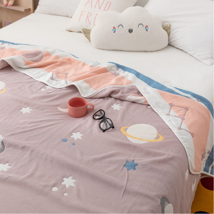 91家纺网 家纺一手货源 找家纺 朴尔家纺-毛巾被 2026新款卡漫风格全棉六层纱毛巾被 浩瀚宇宙-豆沙