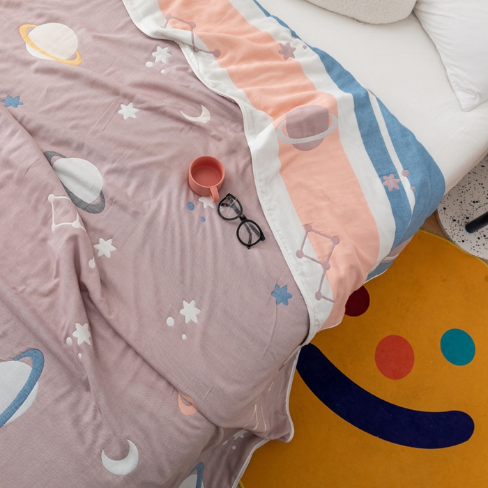 91家纺网 家纺一手货源 找家纺 朴尔家纺-毛巾被 2026新款卡漫风格全棉六层纱毛巾被 浩瀚宇宙-豆沙