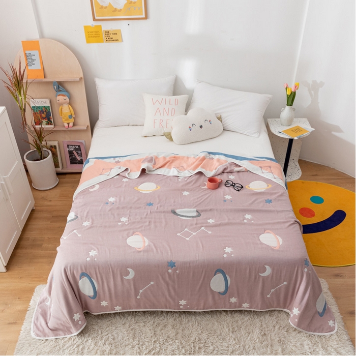 91家纺网 家纺一手货源 找家纺 朴尔家纺-毛巾被 2026新款卡漫风格全棉六层纱毛巾被 浩瀚宇宙-豆沙